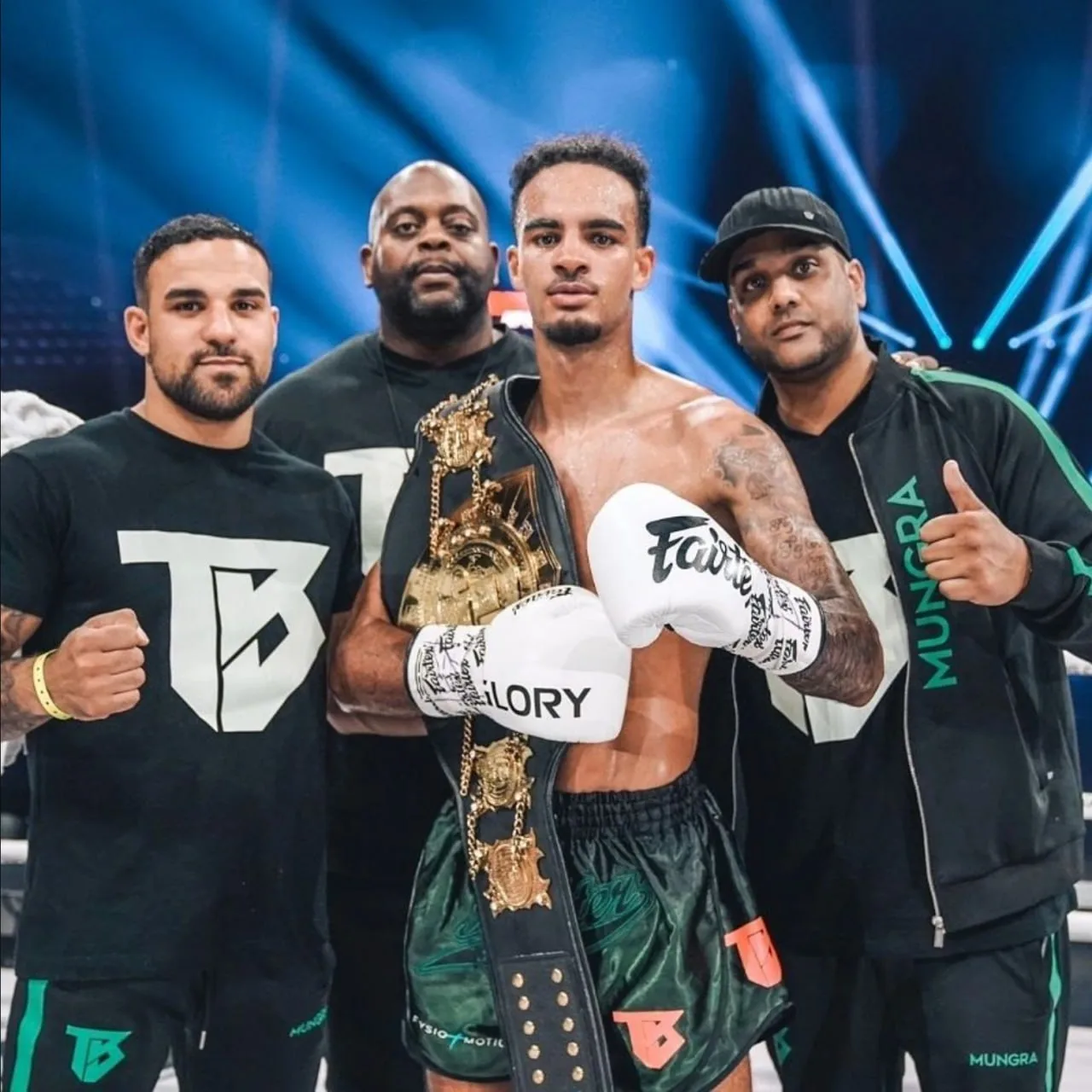 Tyjani Beztati met de GLORY-wereldtitel, samen met zijn team